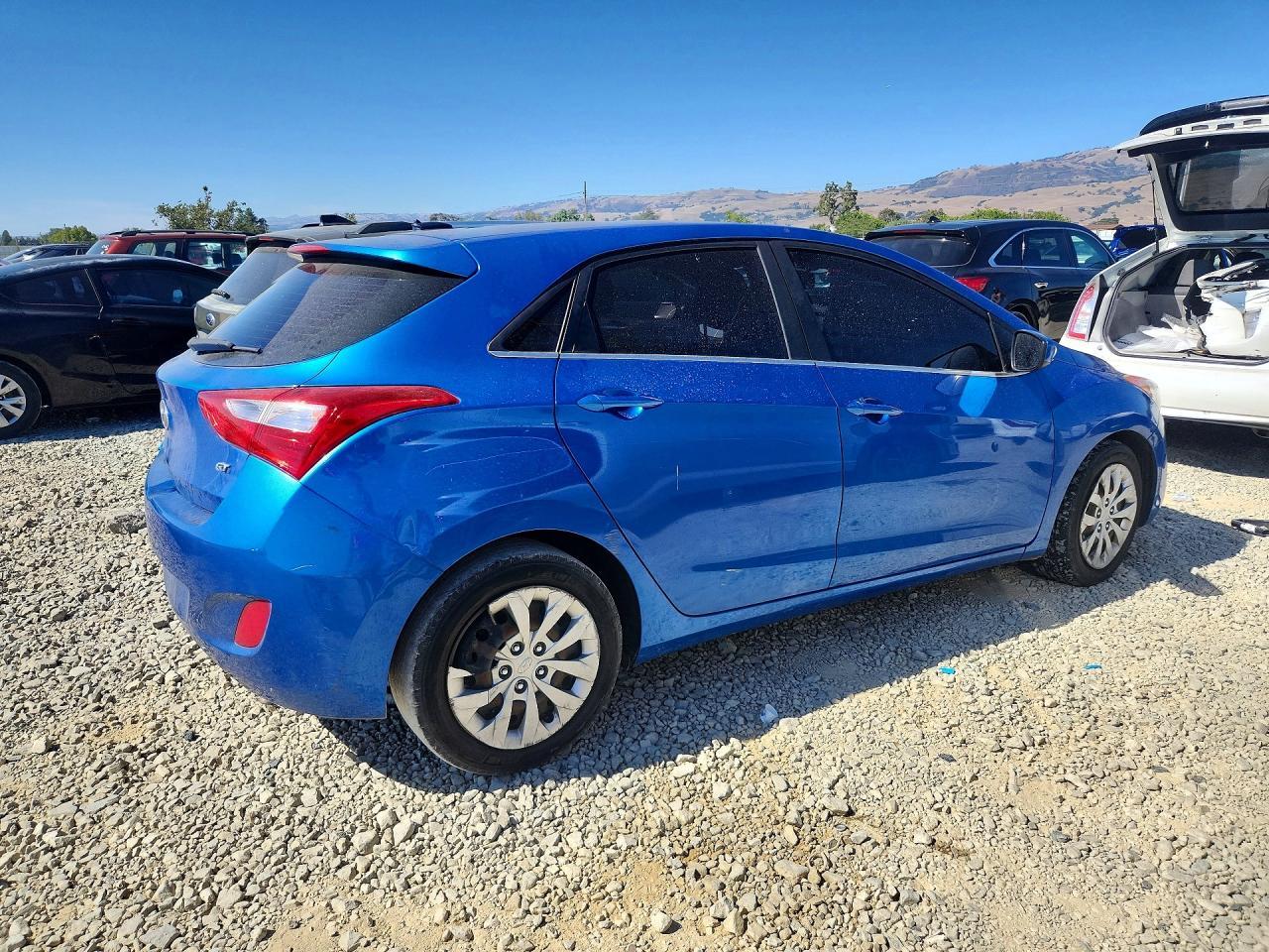 2017 Hyundai Elantra Gt Base - Image 3