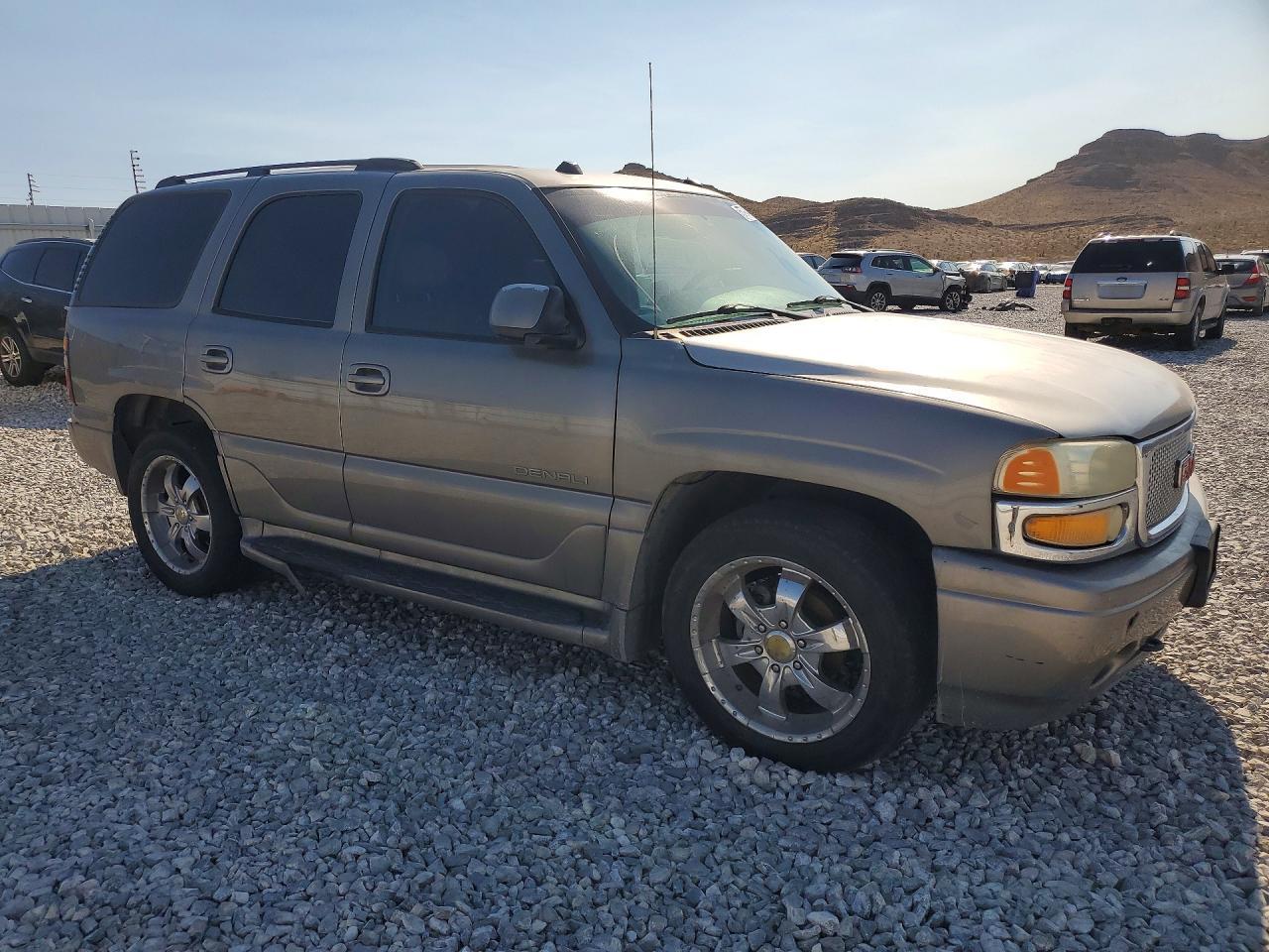 2005 GMC Yukon Denali - Image 4