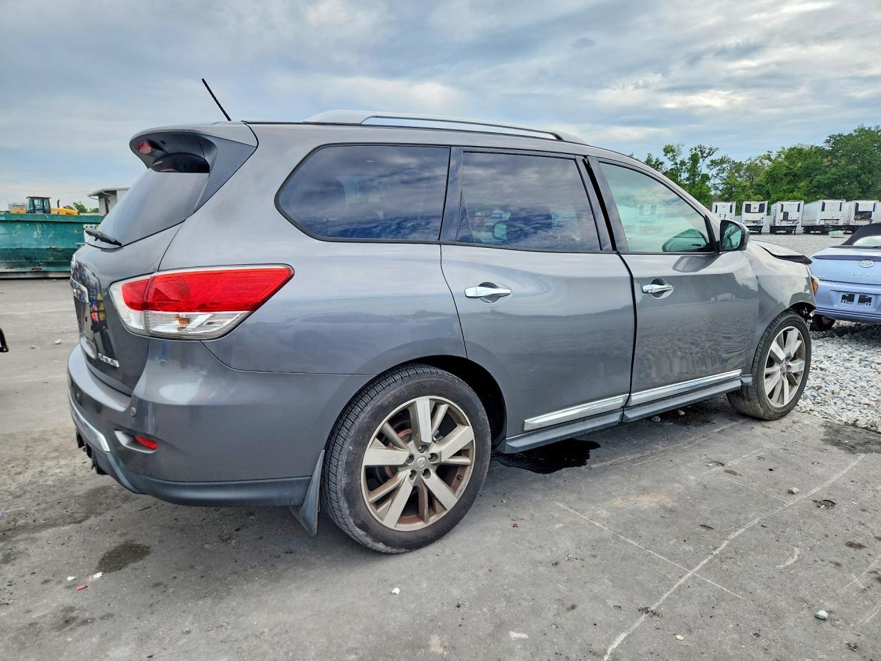 2015 Nissan Pathfinder S - Image 3