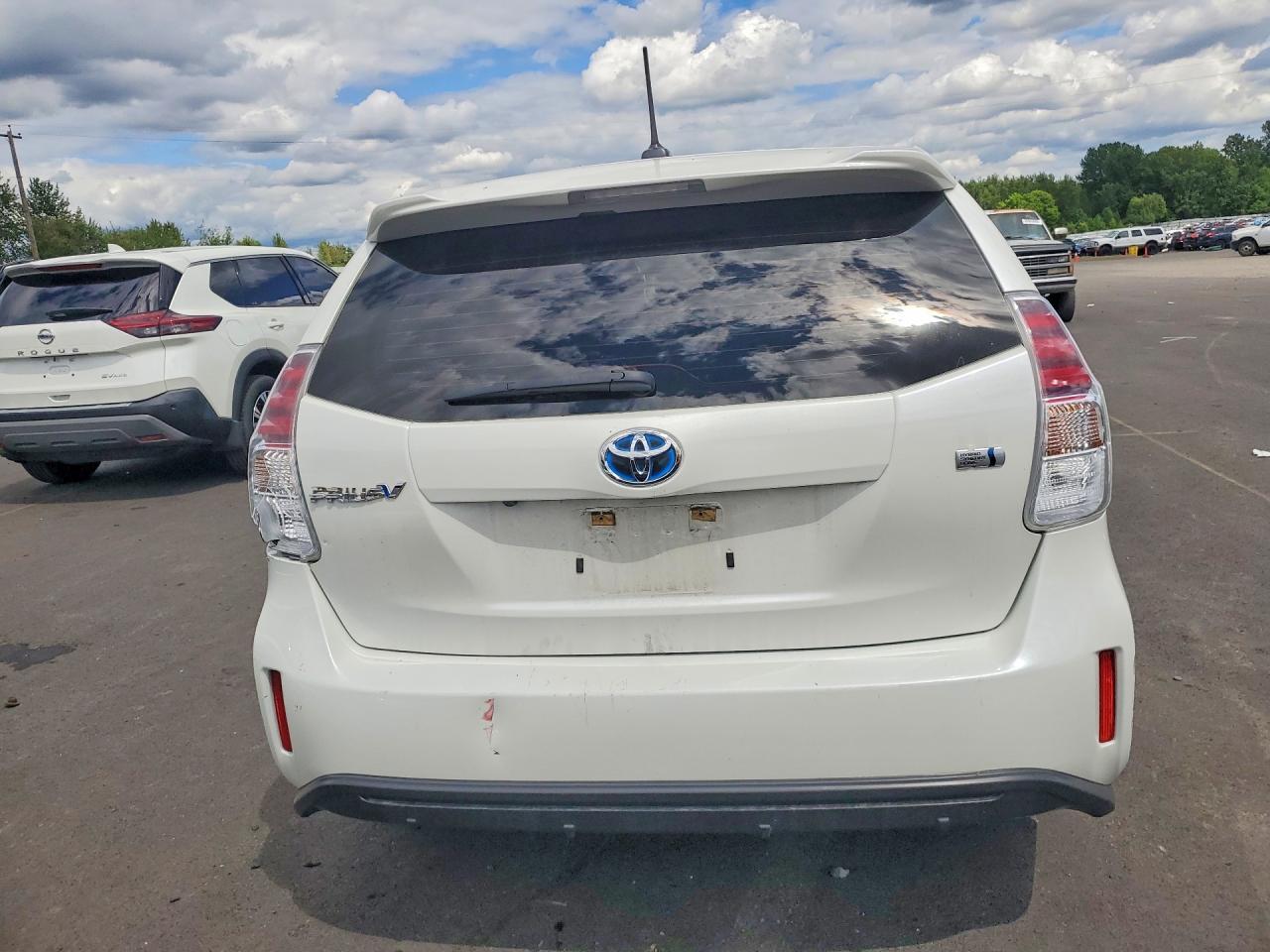 2017 Toyota Prius V Five - Image 6