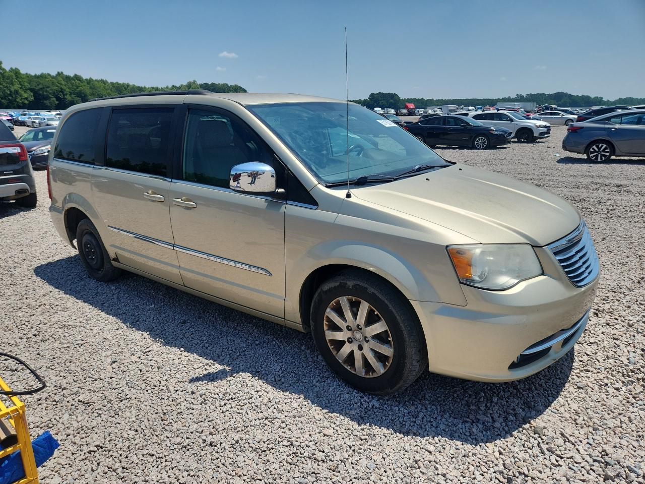 2011 Chrysler Town & Country Touring L - Image 4