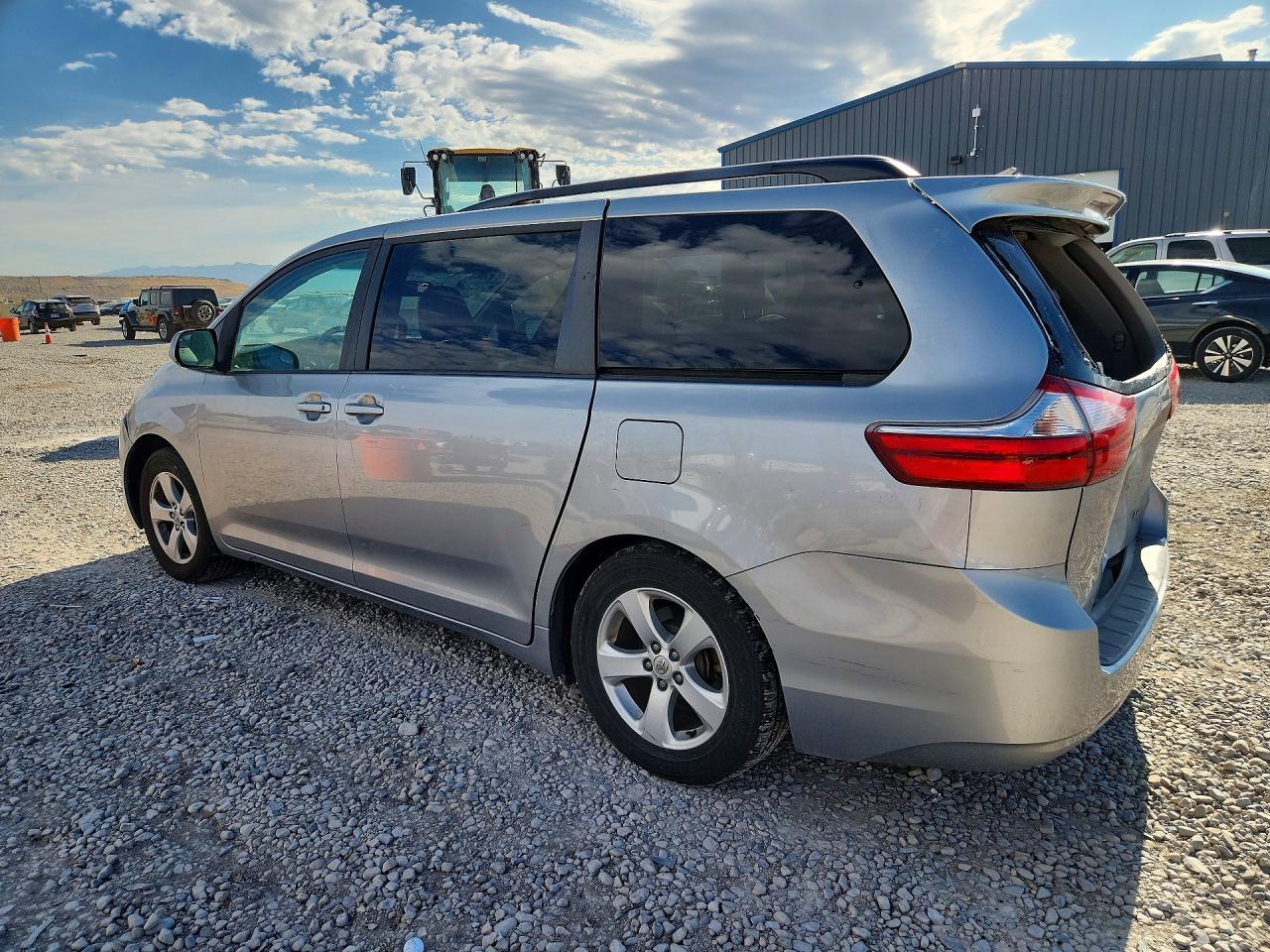 2015 Toyota Sienna Le - Image 2