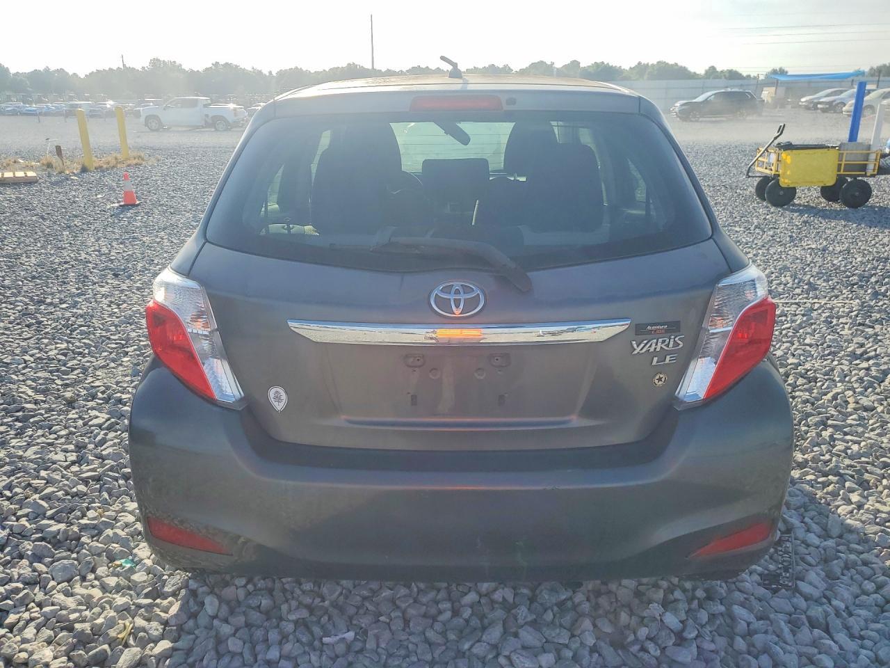 2013 Toyota Yaris 5-Door Le - Фото 6