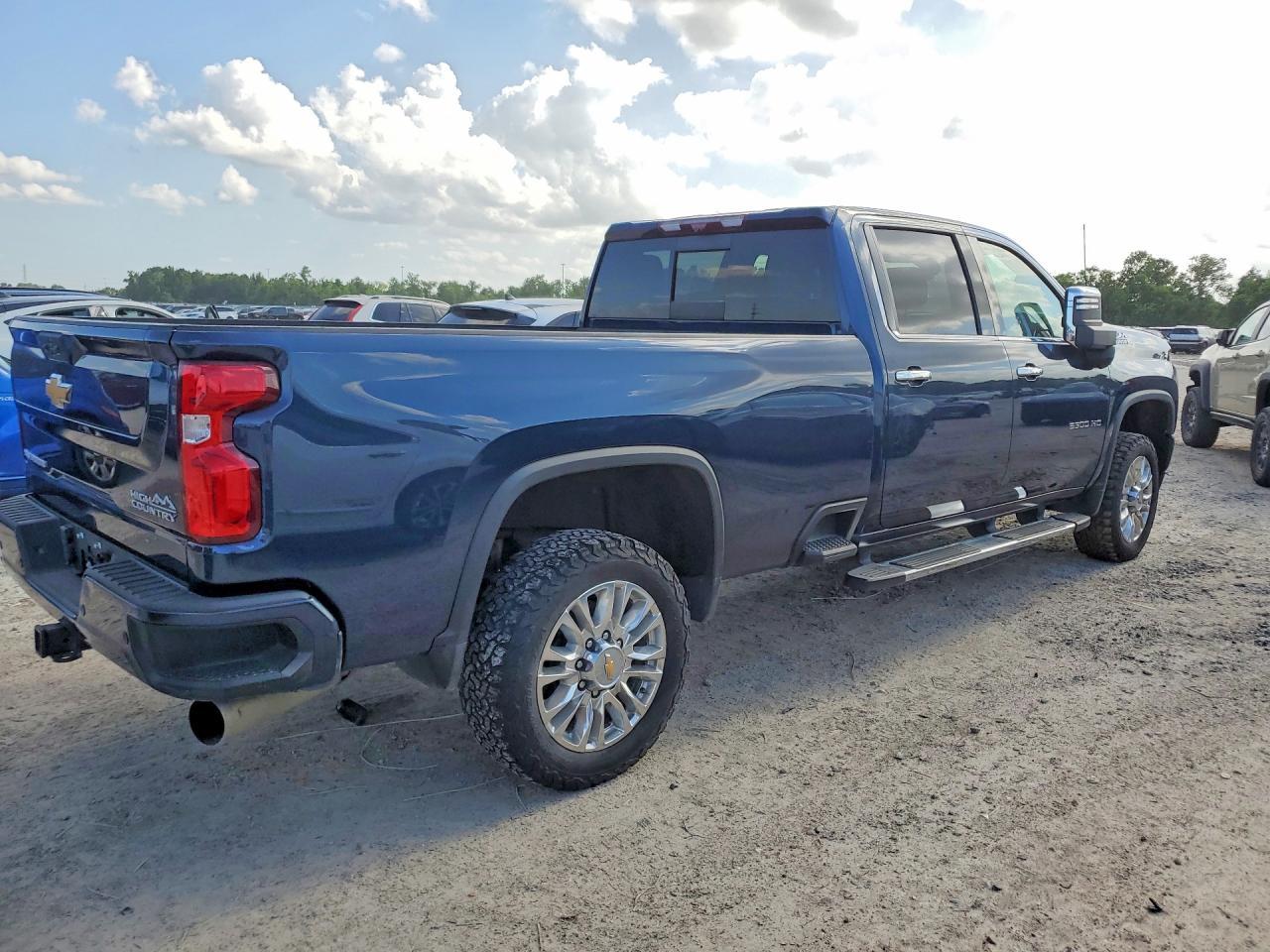 2022 Chevrolet Silverado K3500 High Country - Фото 3