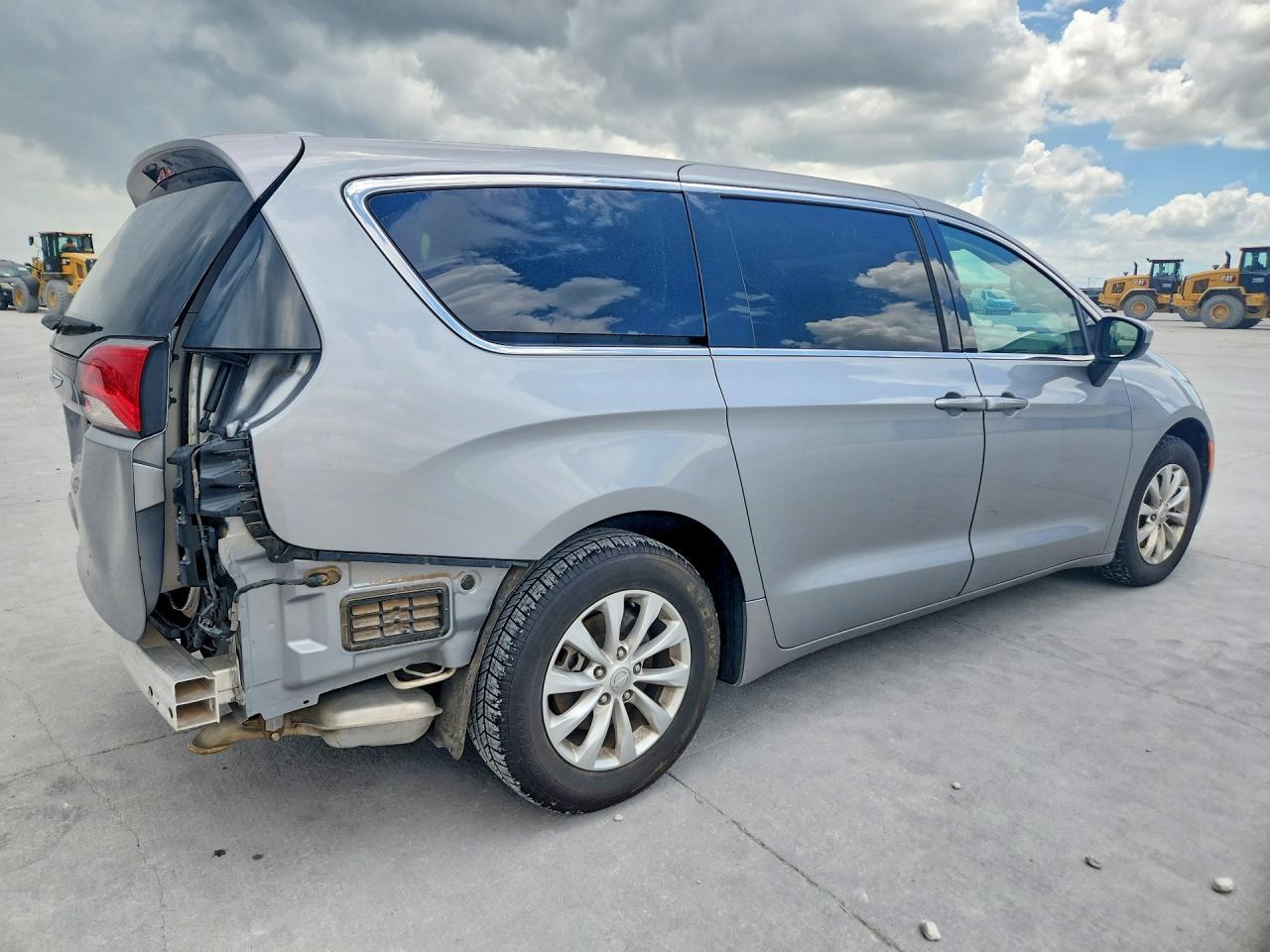 2019 Chrysler Pacifica Lx - Image 3