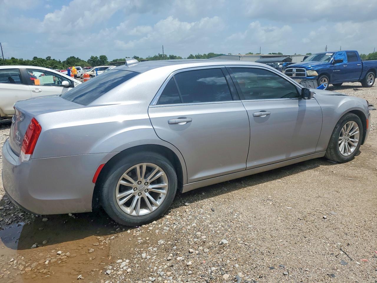 2017 Chrysler 300 Limited - Фото 3