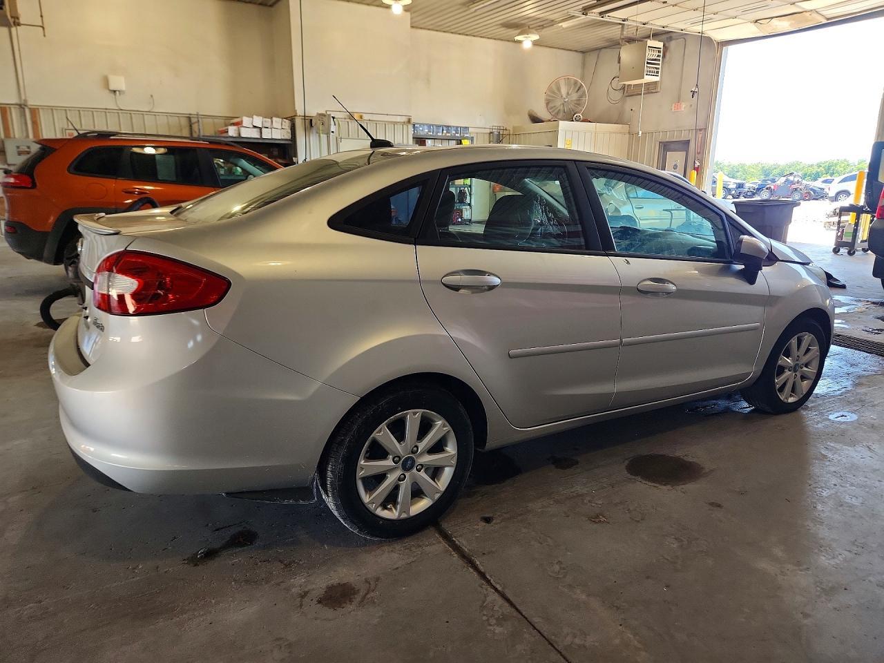 2011 Ford Fiesta Se - Фото 3