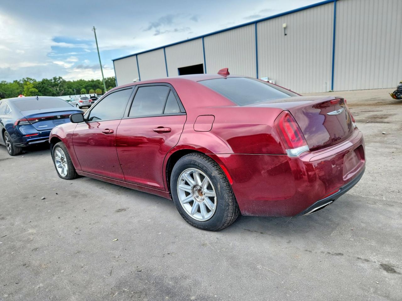2019 Chrysler 300 Touring - Фото 2