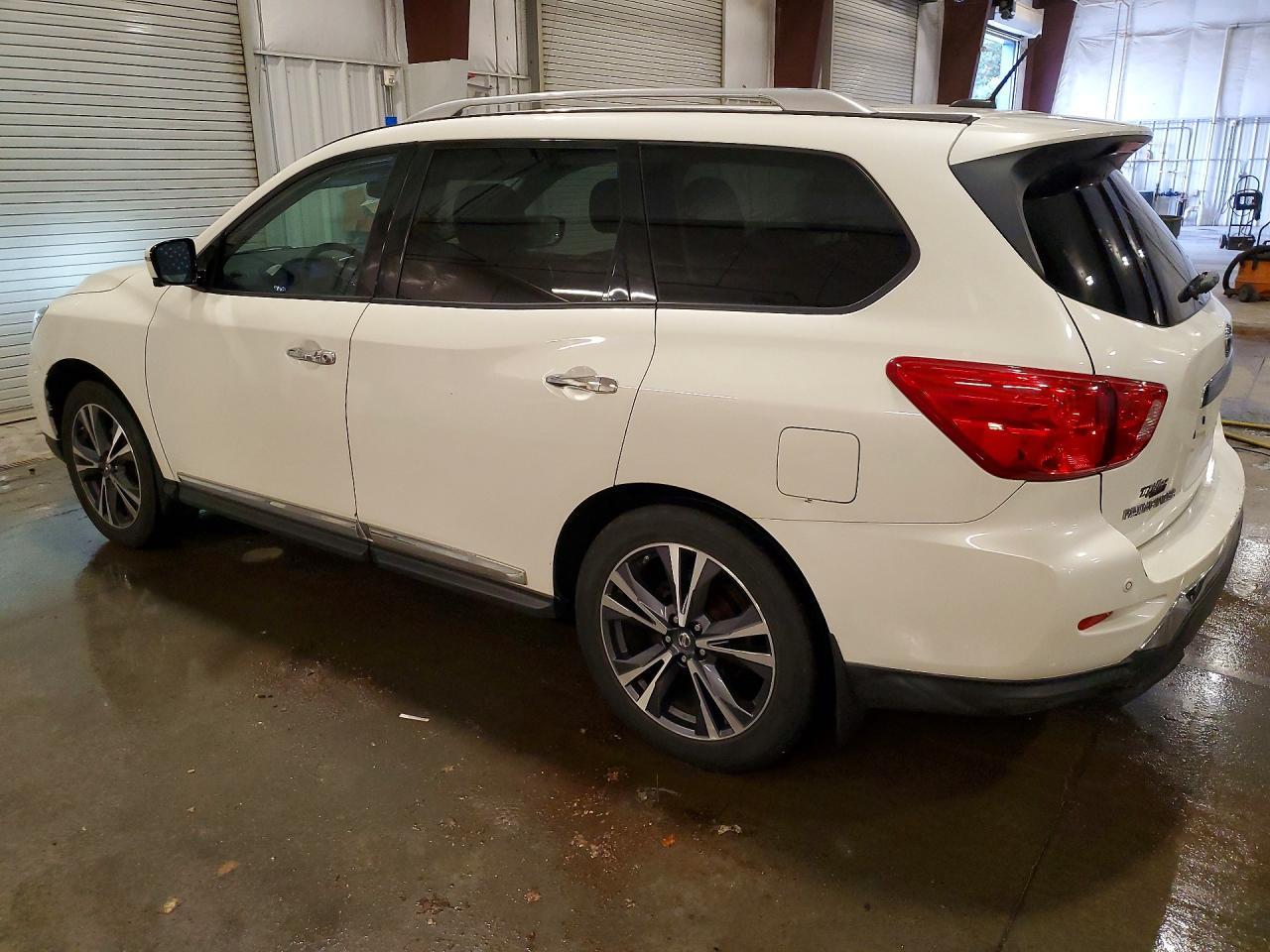 2017 Nissan Pathfinder Platinum - Фото 2