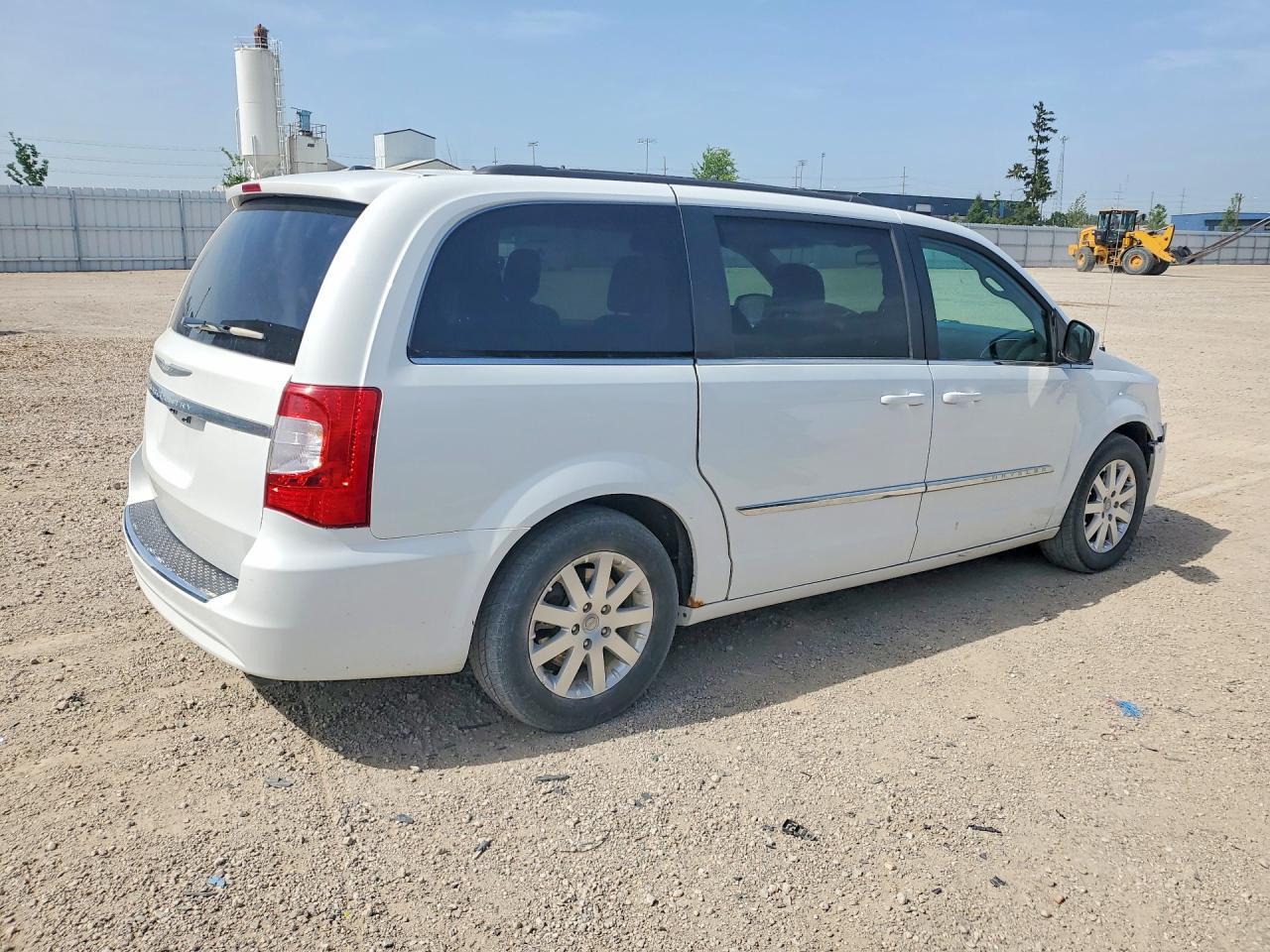 2015 Chrysler Town & Country Touring - Image 3