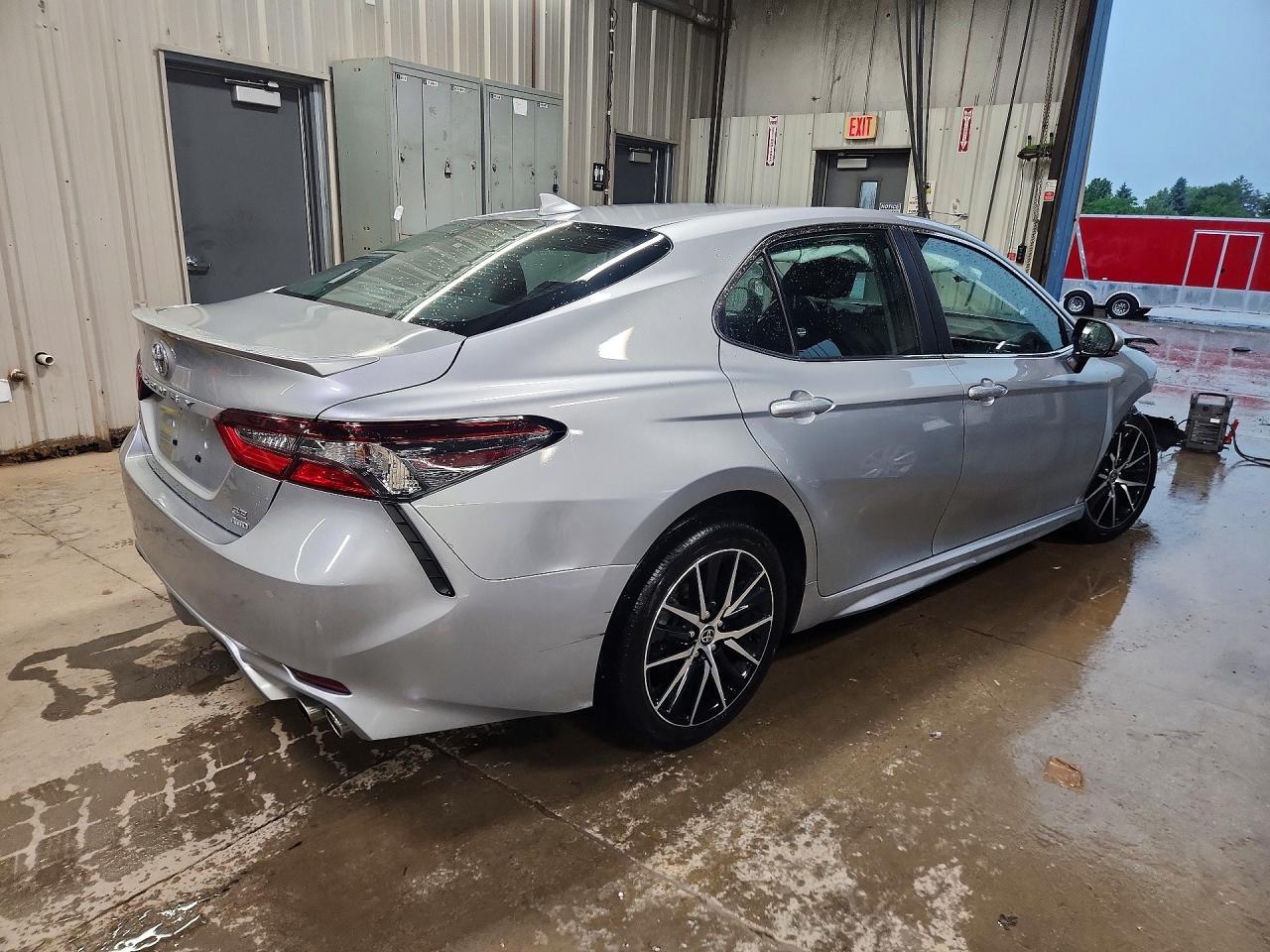 2022 Toyota Camry Se - Image 3
