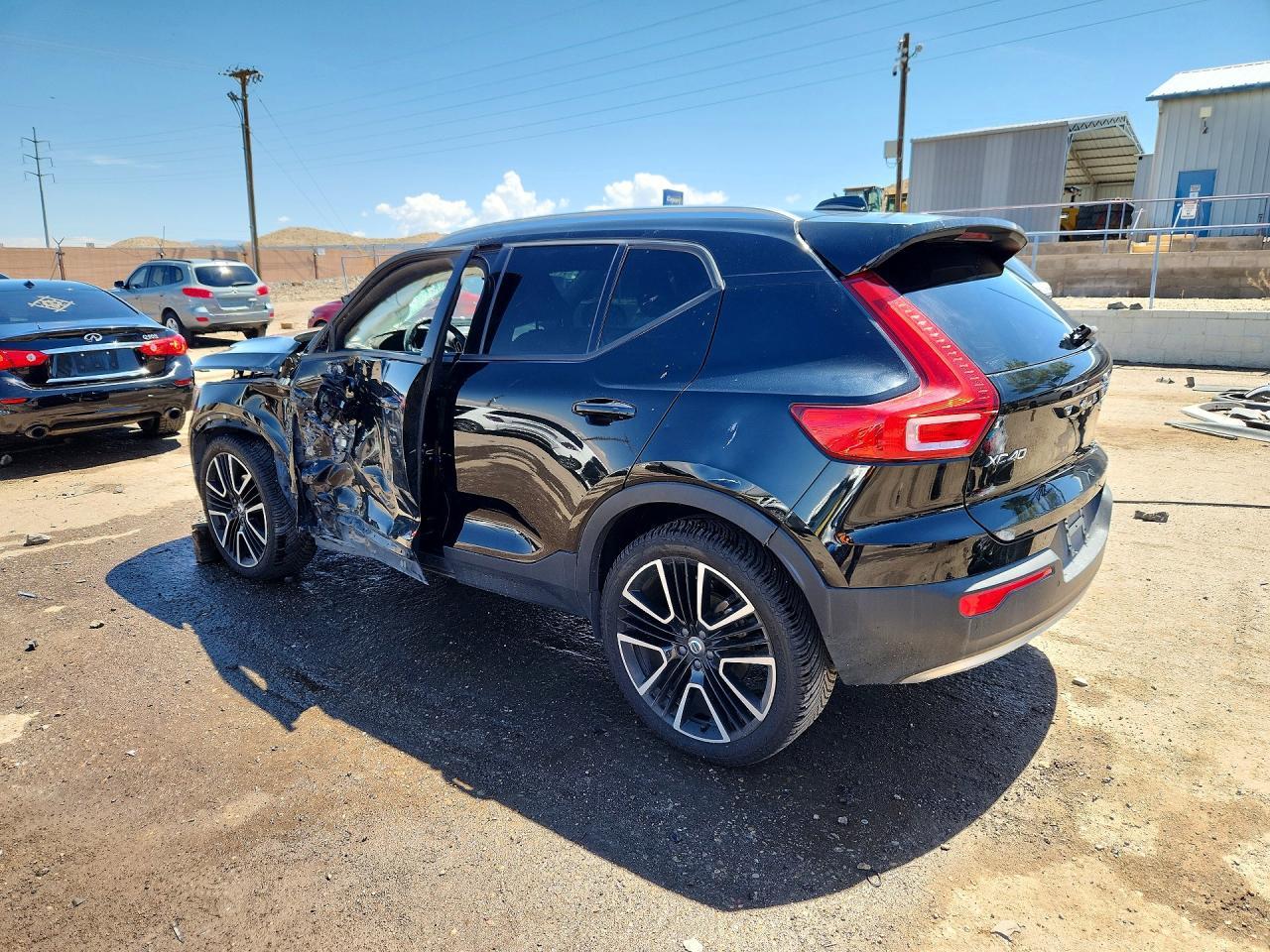 2020 Volvo Xc40 T5 Momentum - Image 2