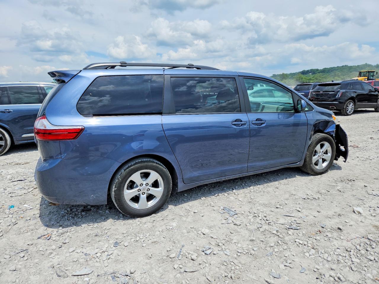 2015 Toyota Sienna Le - Image 3
