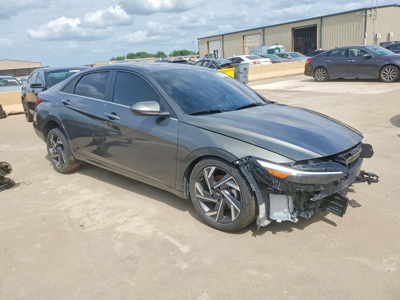 2025 Hyundai Elantra Sel - Image 4