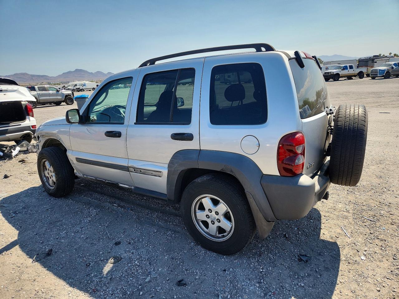 2005 Jeep Liberty Sport - Фото 2