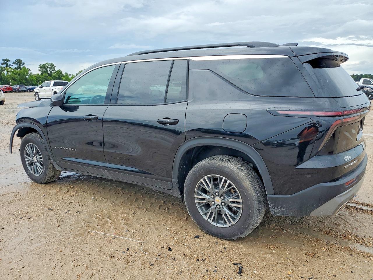 2025 Chevrolet Traverse Lt - Image 2