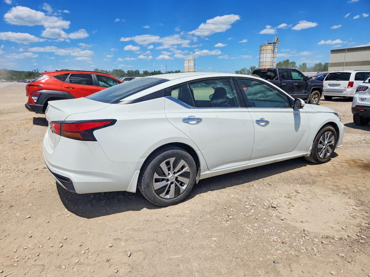 2023 Nissan Altima S - Фото 3