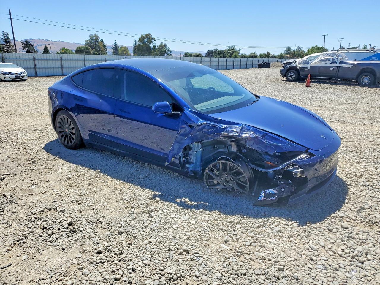 2025 Tesla Model 3 - Фото 4