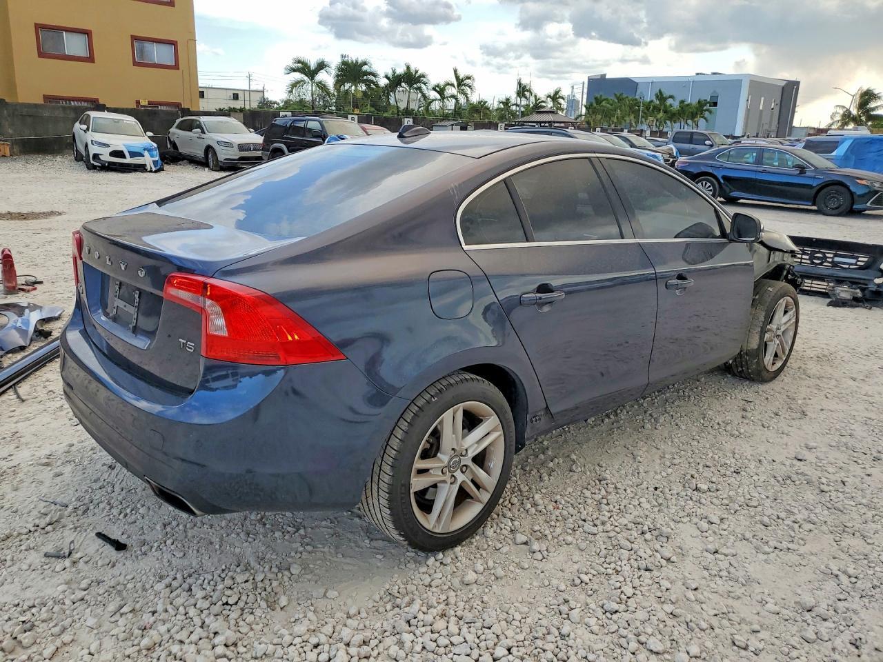 2015 Volvo S60 Platinum - Image 3