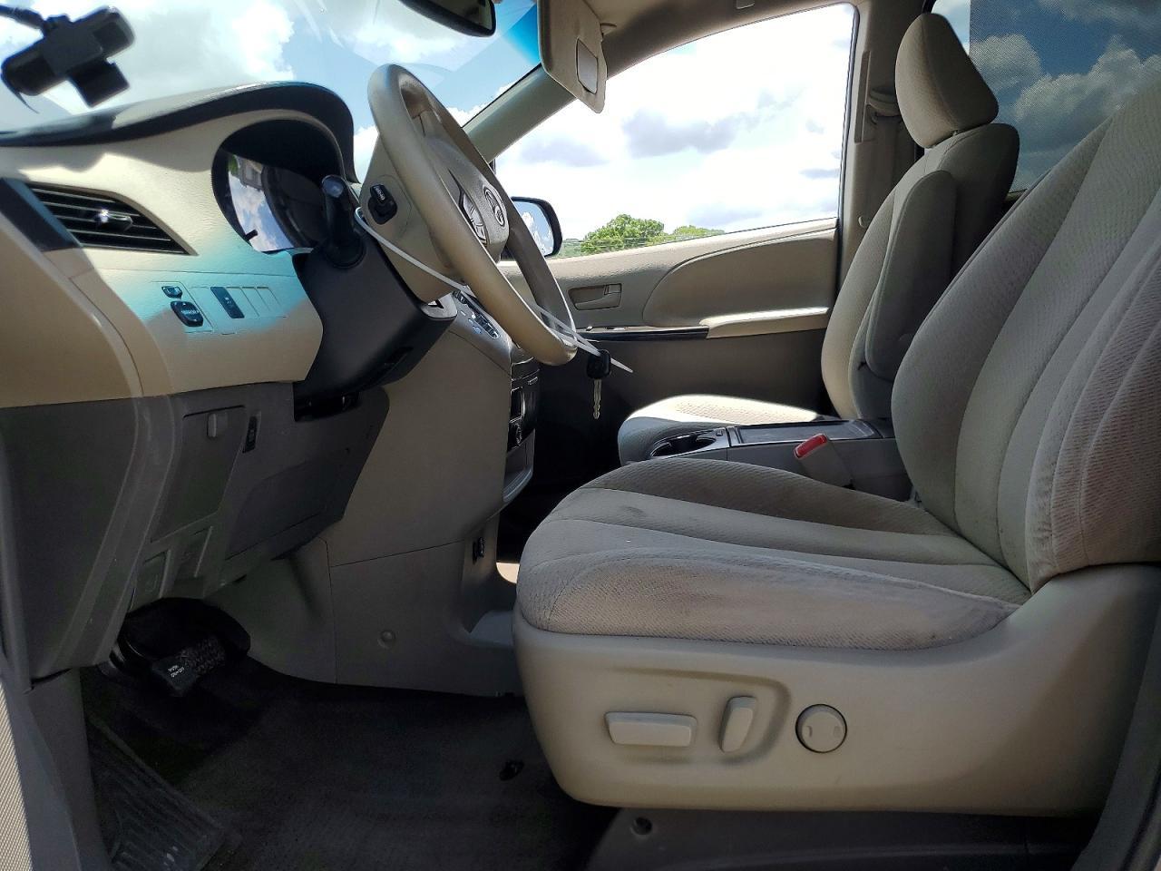 2014 Toyota Sienna Le - Image 7