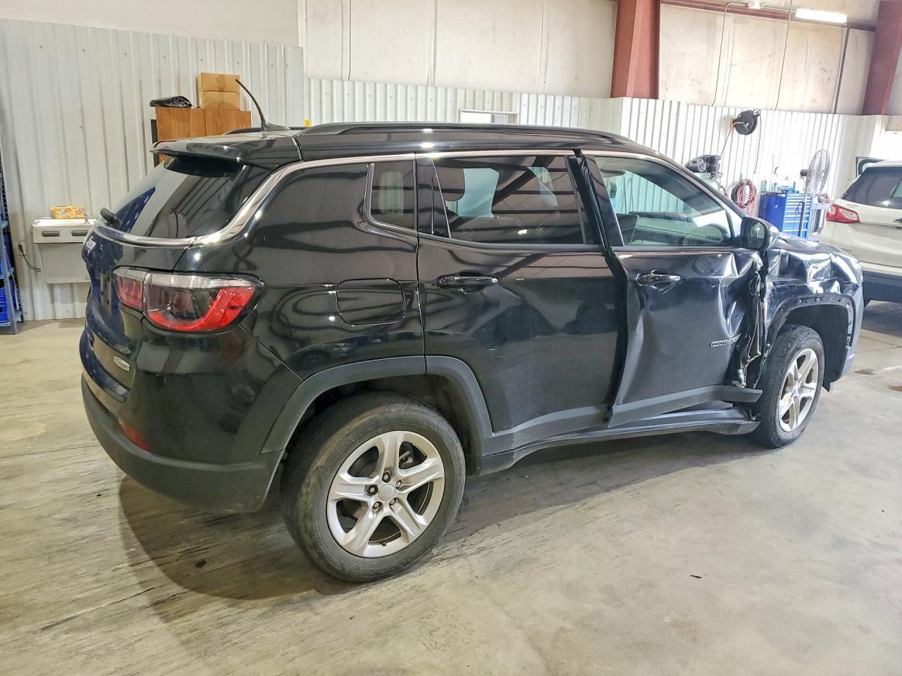 2023 Jeep Compass Latitude - Image 3