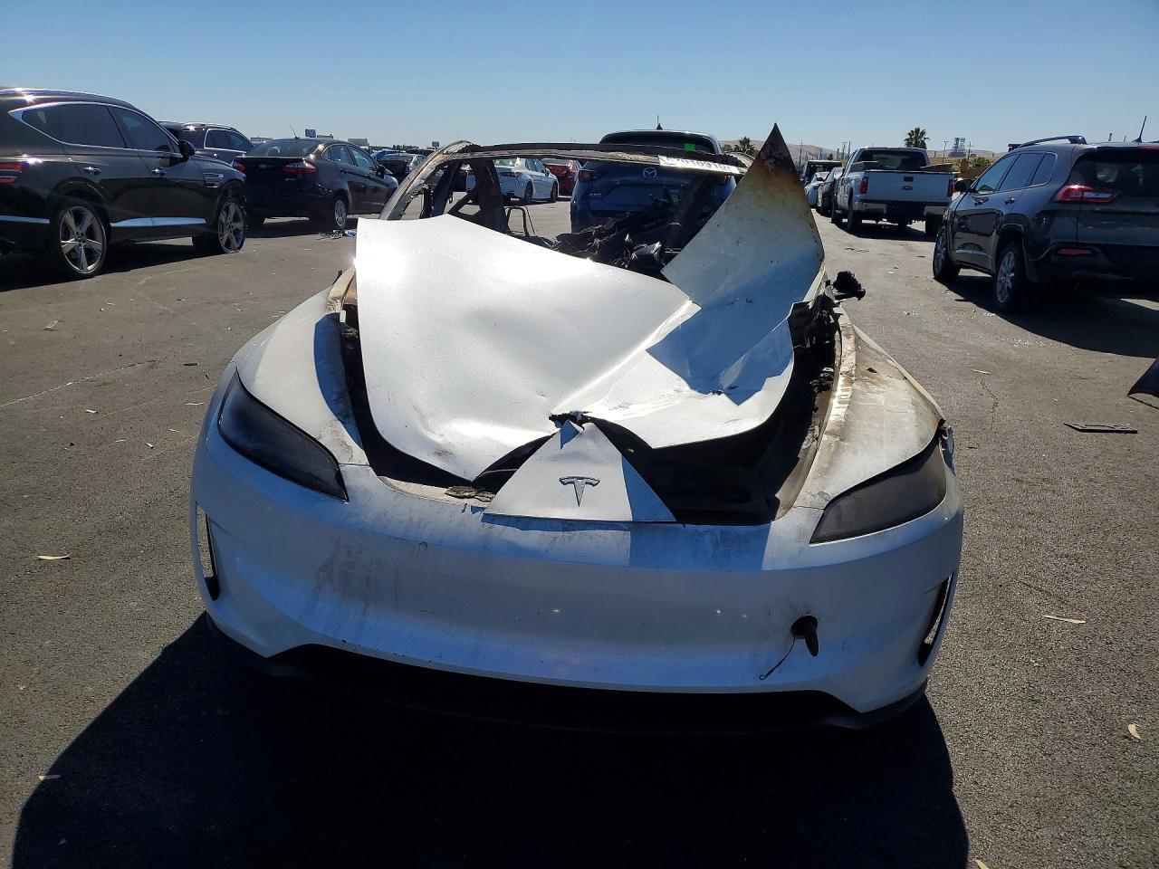 2025 Tesla Model 3 - Фото 5