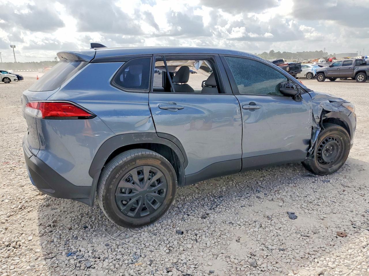 2024 Toyota Corolla Cross L - Image 3
