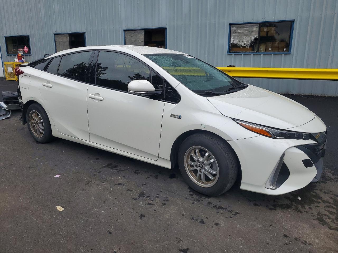 2017 Toyota Prius Prime Plus - Image 4