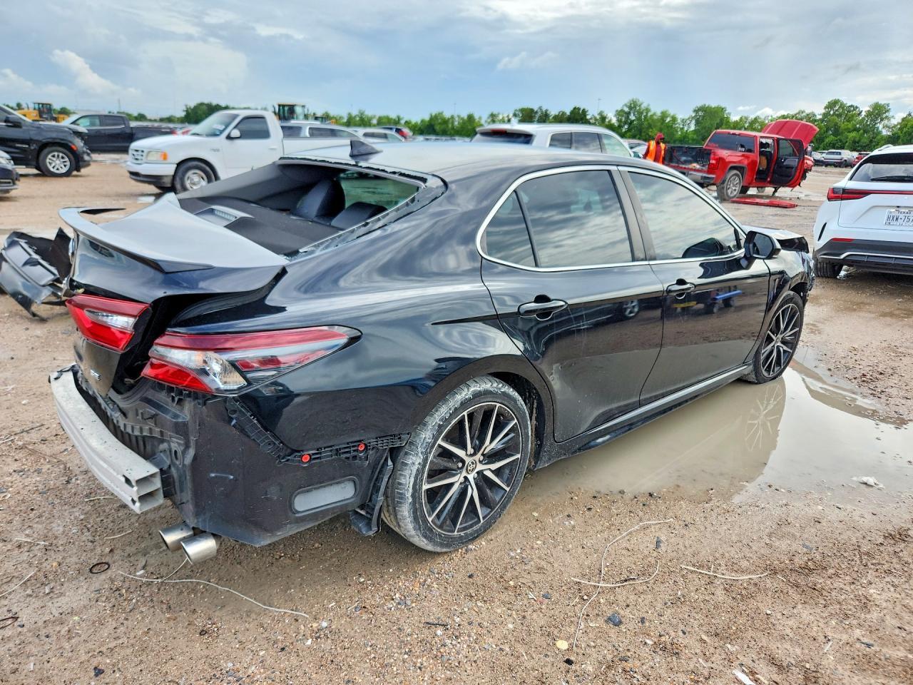 2021 Toyota Camry Se - Фото 3