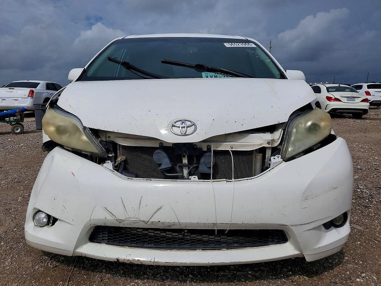 2012 Toyota Sienna Xle 8-Passenger - Image 5