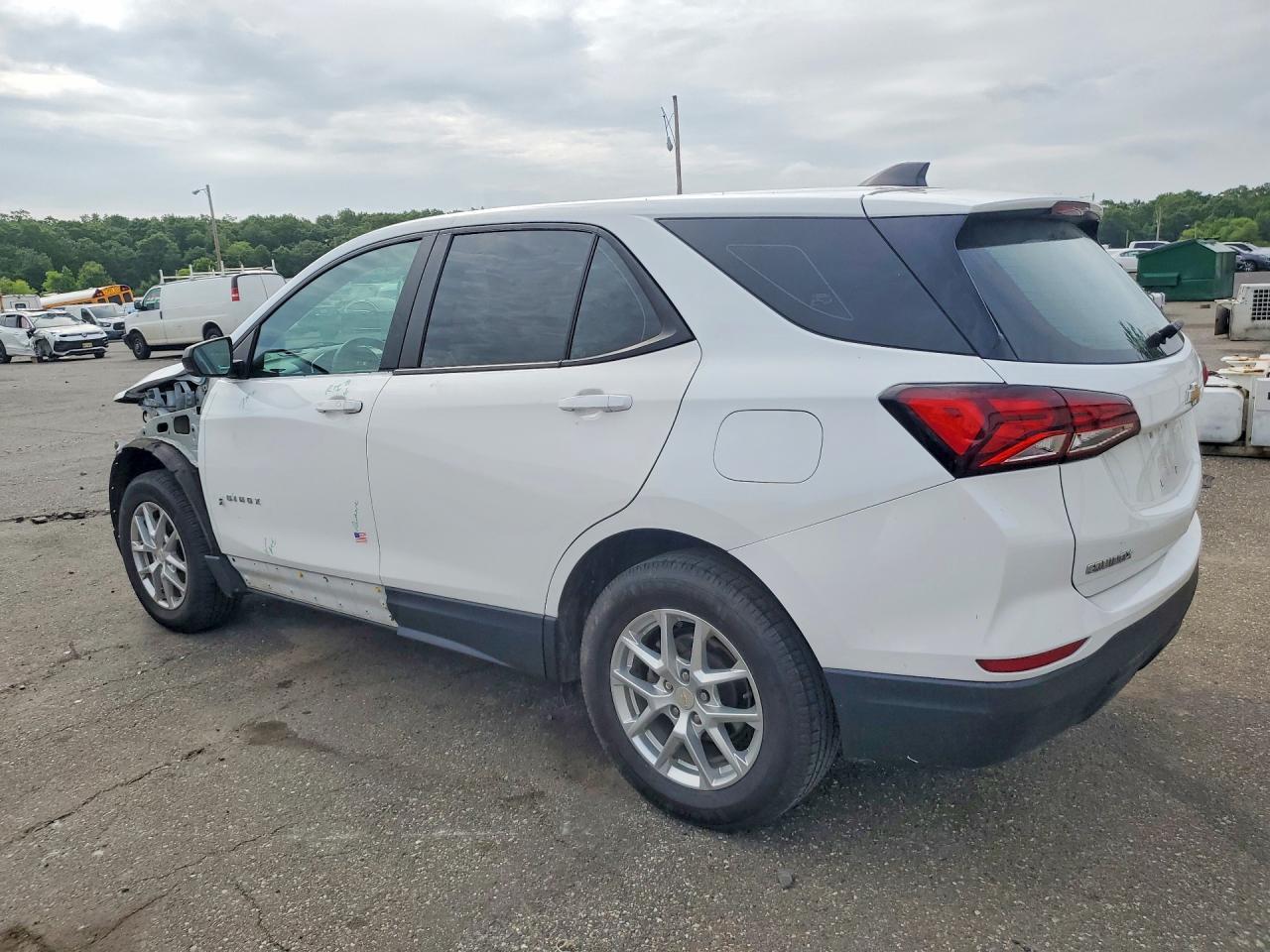 2022 Chevrolet Equinox Ls - Image 2