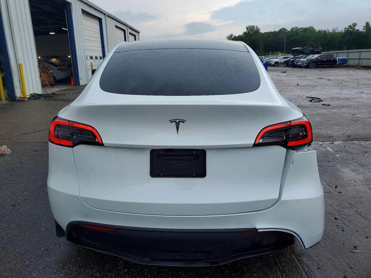 2025 Tesla Model Y - Image 6
