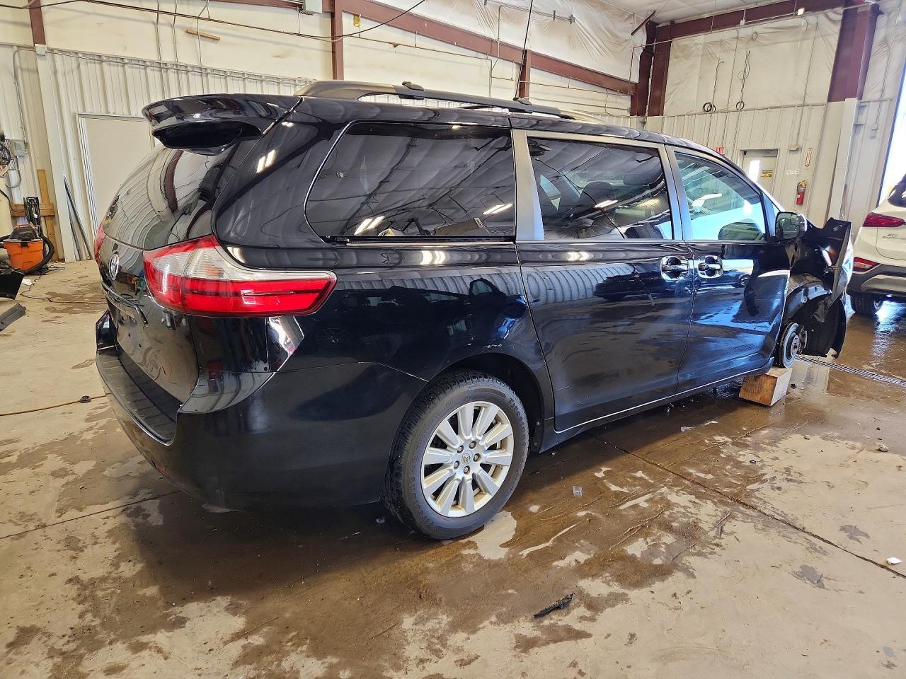 2017 Toyota Sienna Le - Image 3
