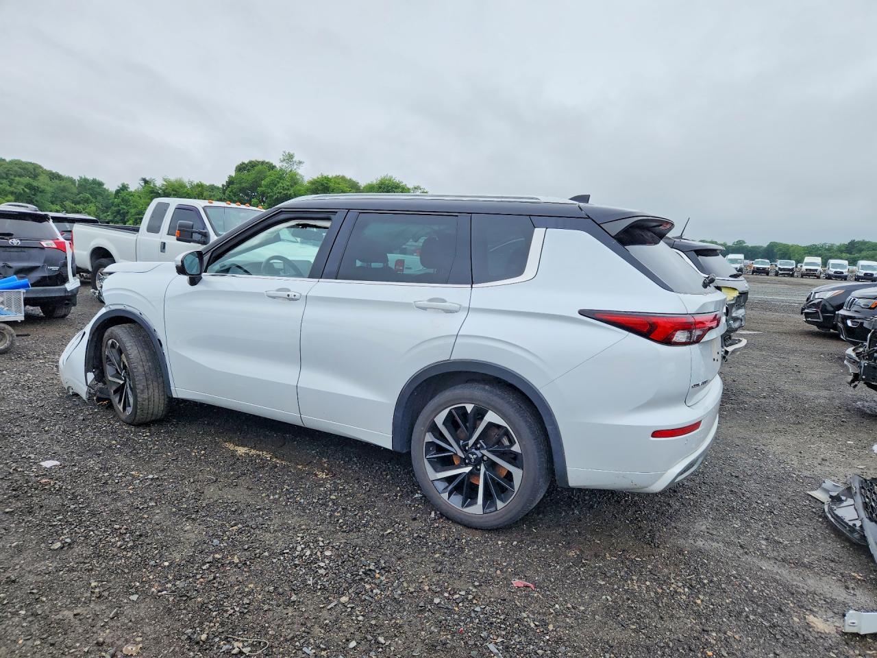2023 Mitsubishi Outlander Sel - Image 2
