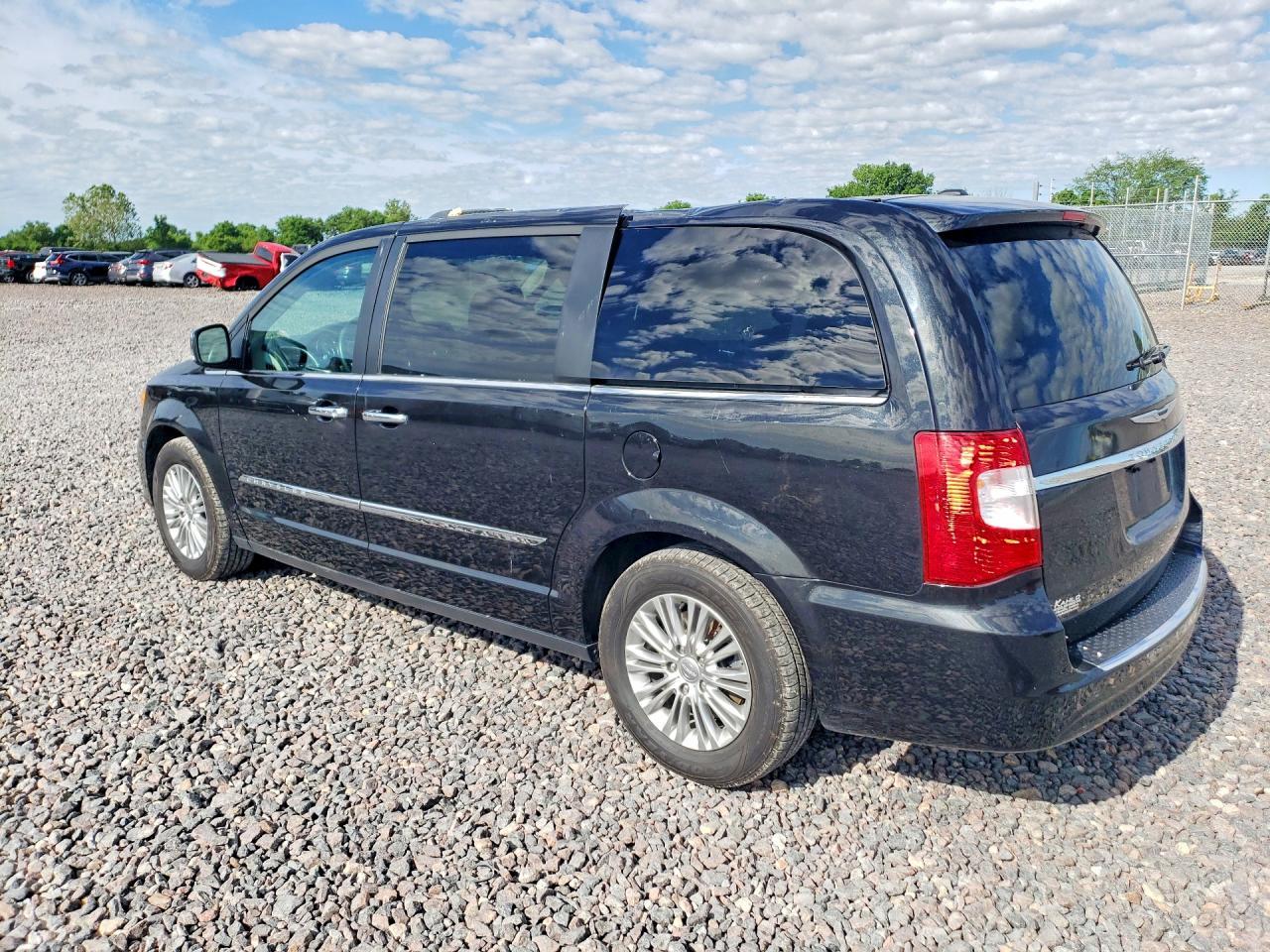 2016 Chrysler Town & Country Touring L - Фото 2