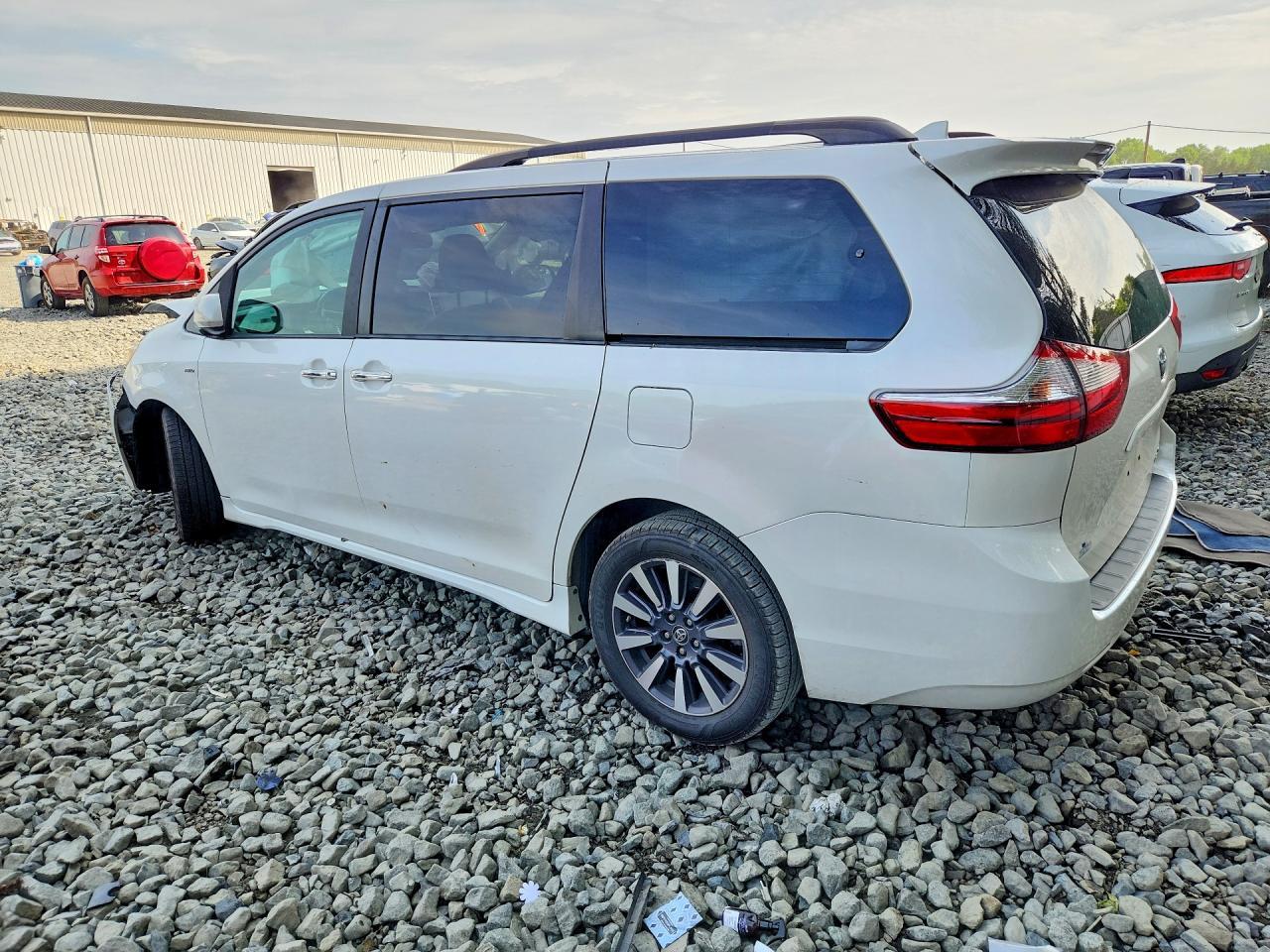 2019 Toyota Sienna Xle 7-Passenger - Image 2