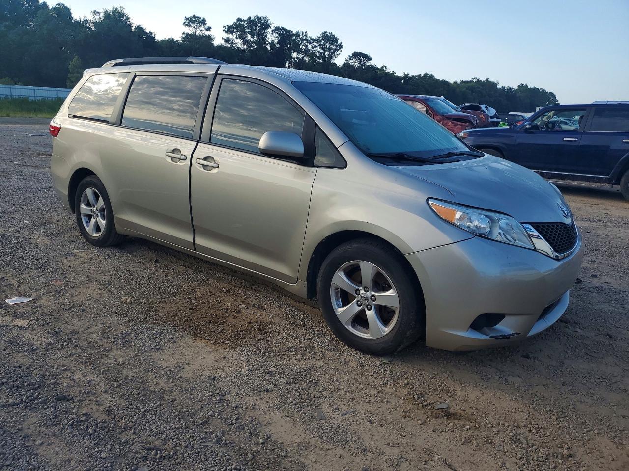 2017 Toyota Sienna Le - Image 4
