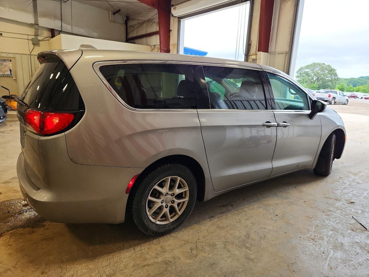 2017 Chrysler Pacifica Touring - Image 3