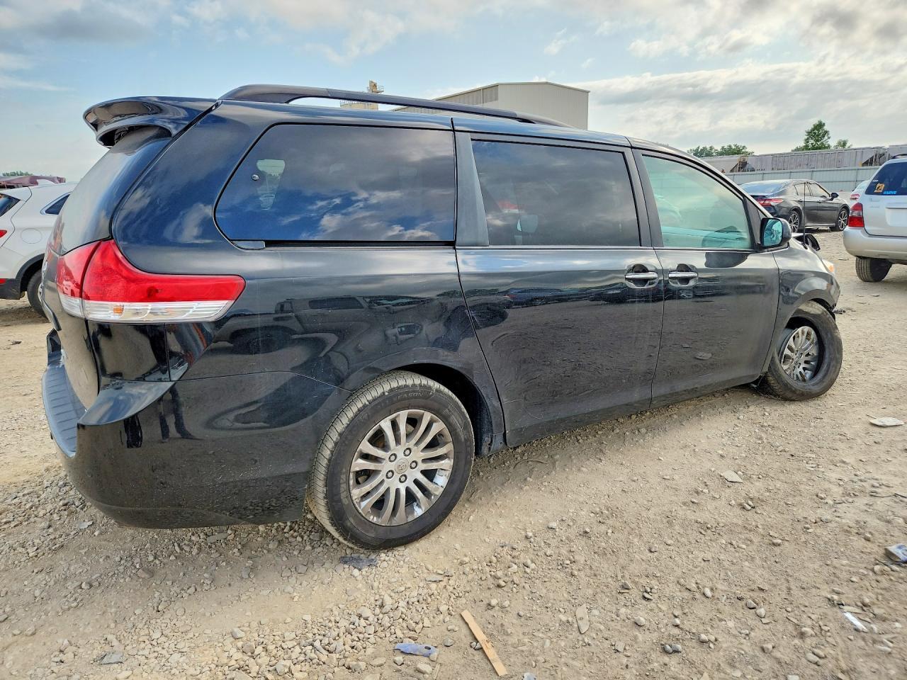 2014 Toyota Sienna Xle 7-Passenger Auto Access Se - Image 3