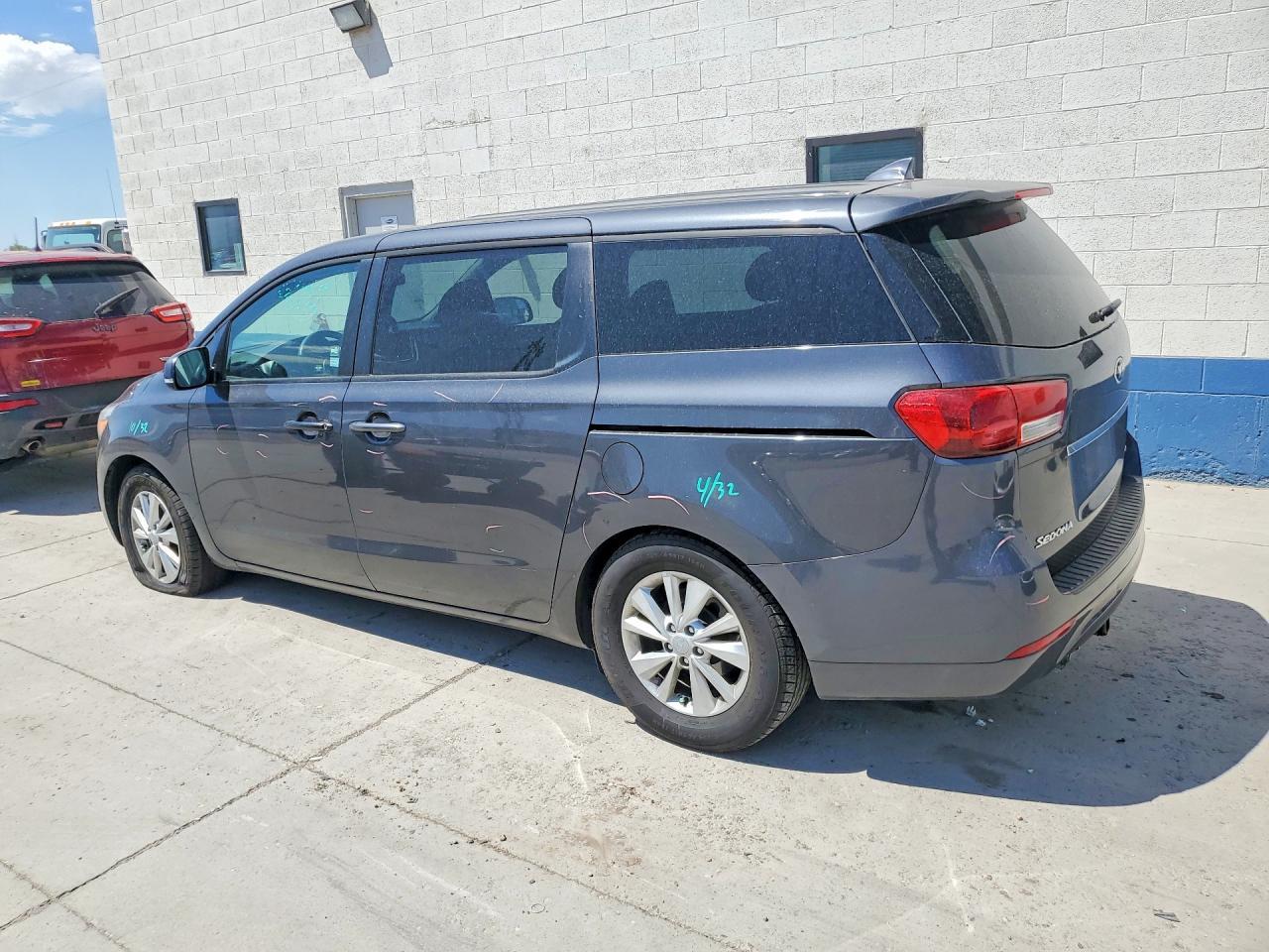 2017 Kia Sedona Lx - Фото 2