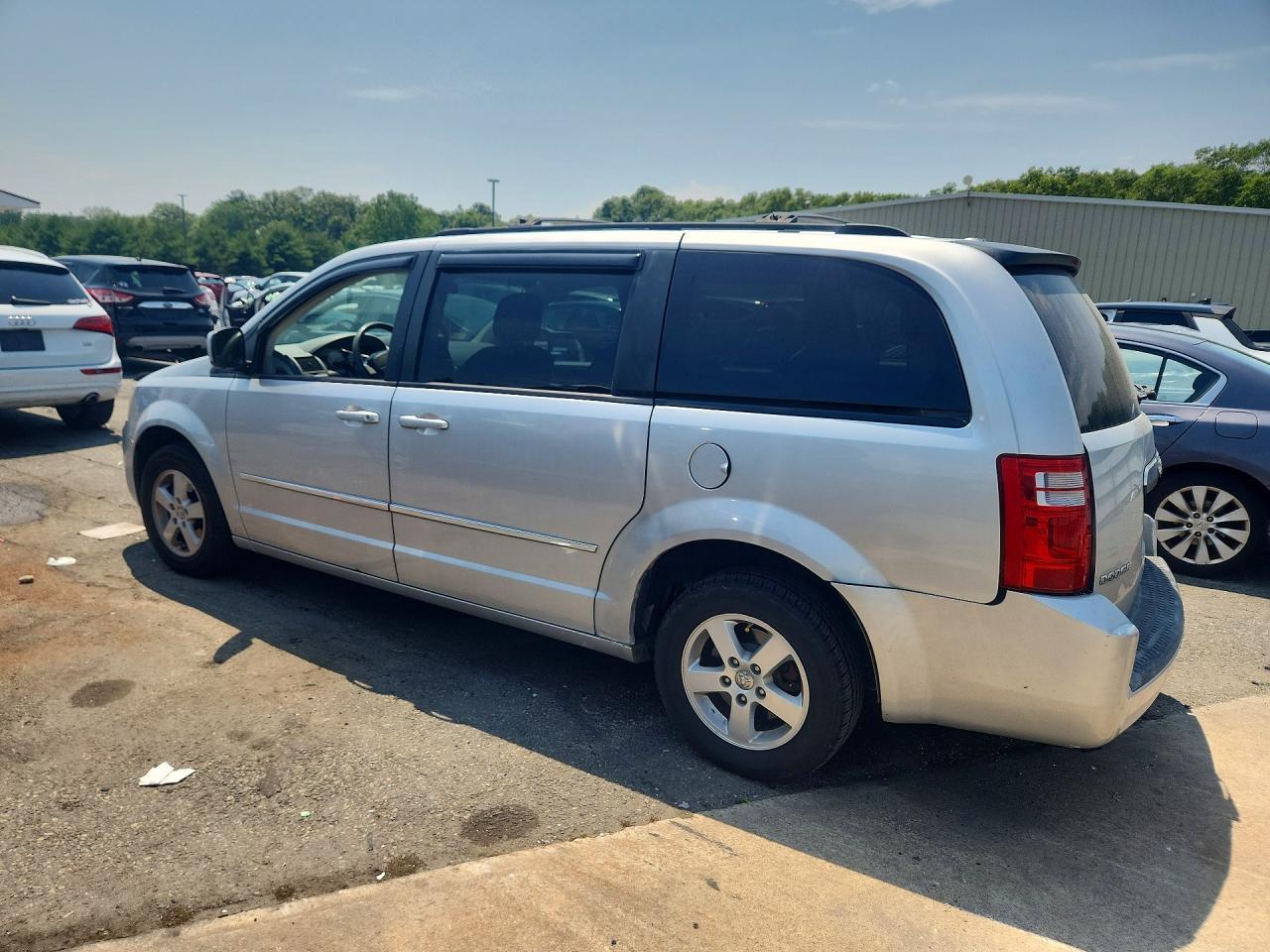 2010 Dodge Grand Caravan Sxt - Image 2