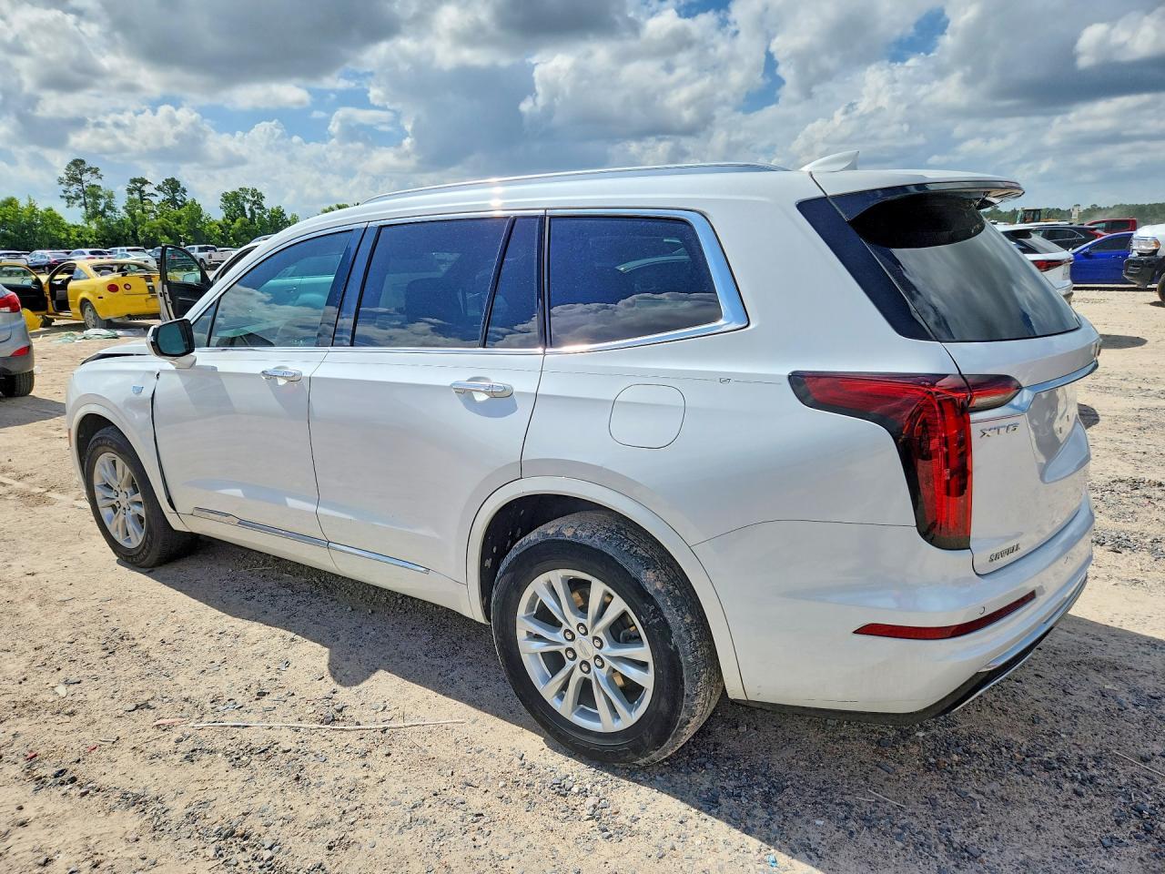 2022 Cadillac Xt6 Luxury - Image 2