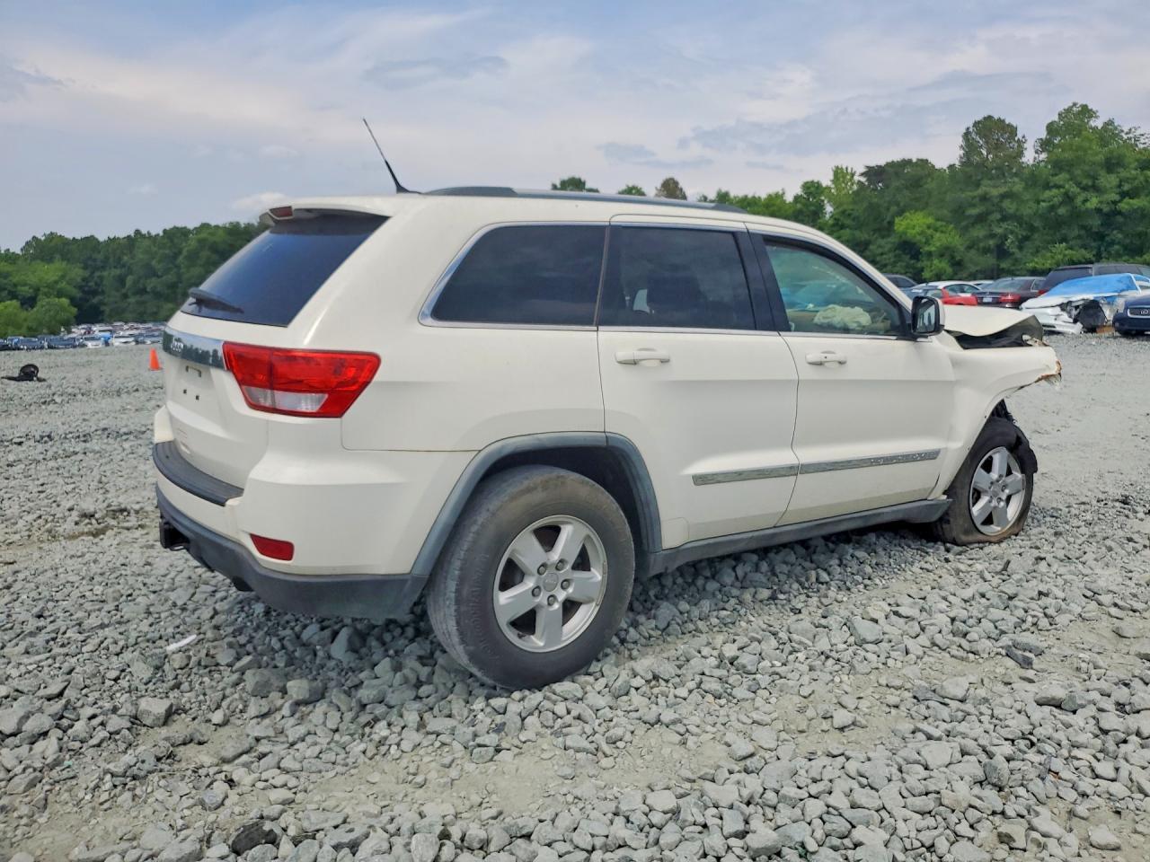 2011 Jeep Grand Cherokee Laredo - Image 3