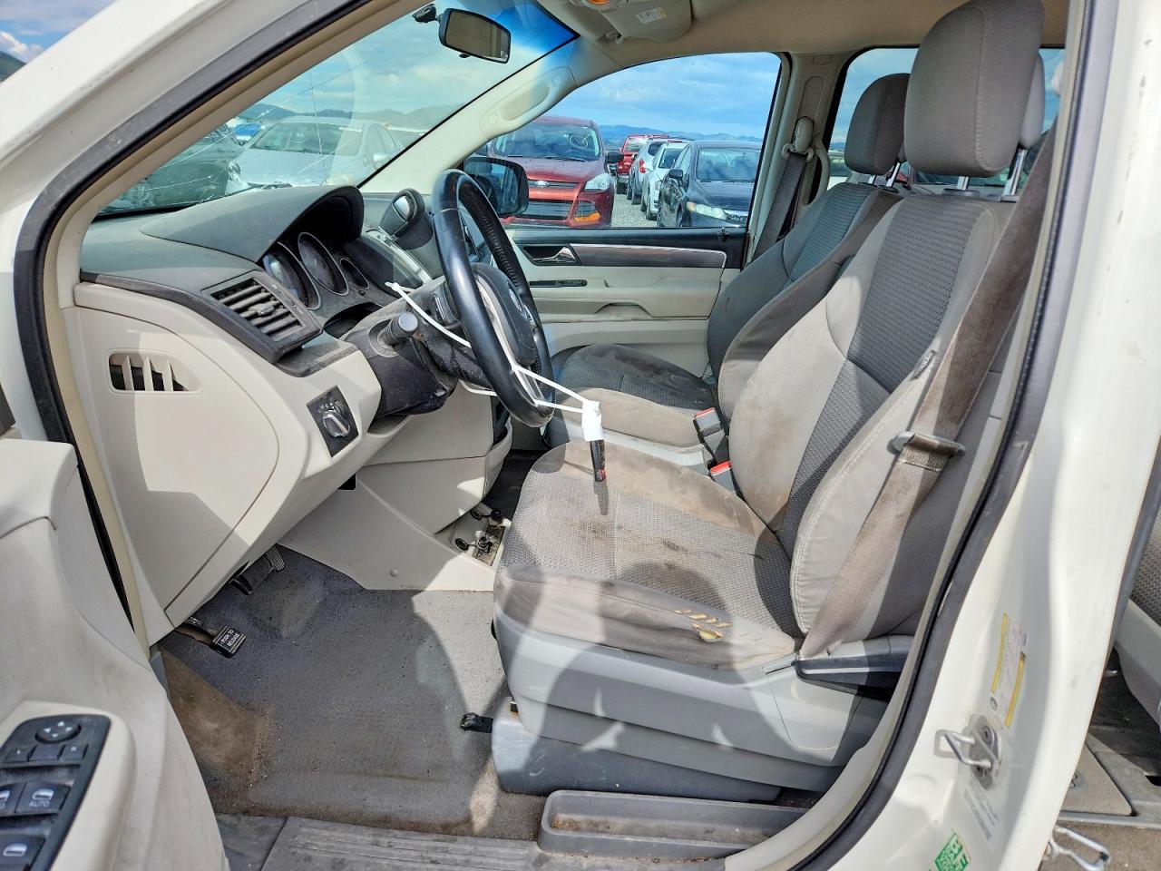 2011 Volkswagen Routan S - Image 7