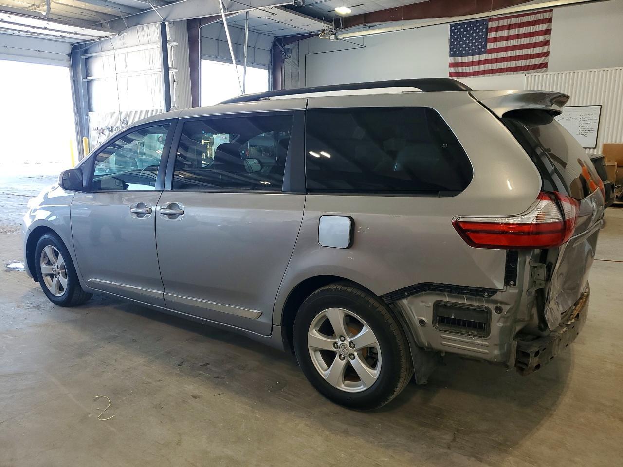 2015 Toyota Sienna Le - Image 2