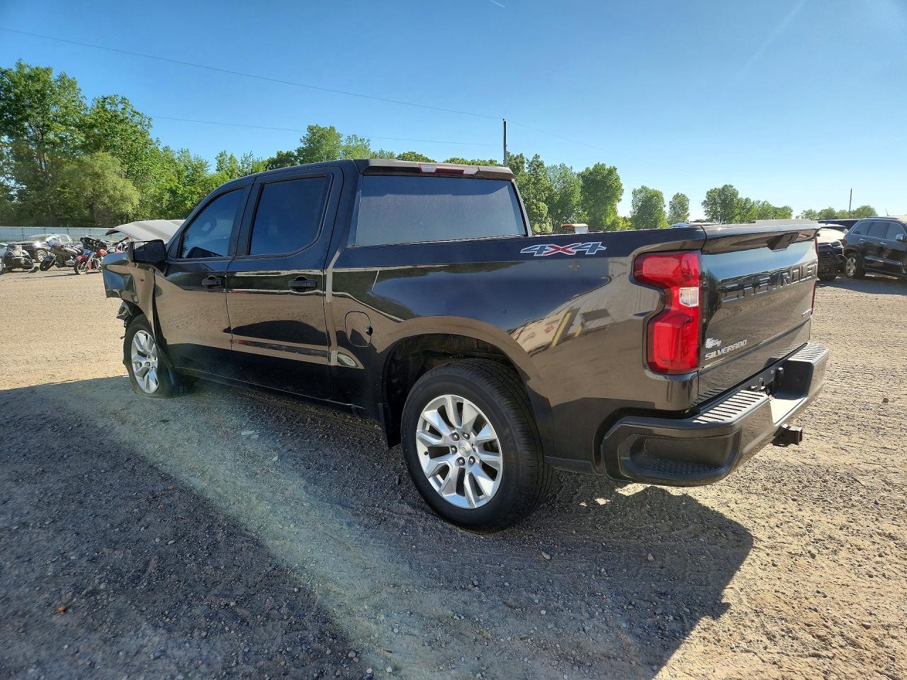 2021 Chevrolet Silverado K1500 Custom - Фото 2
