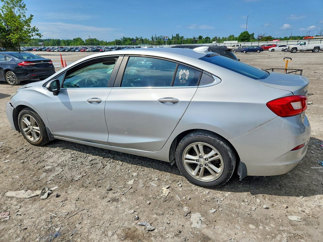 2017 Chevrolet Cruze Lt - Image 2