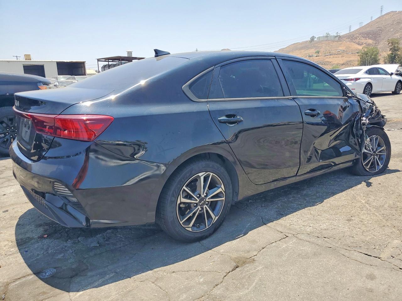 2022 Kia Forte Lxs - Image 3