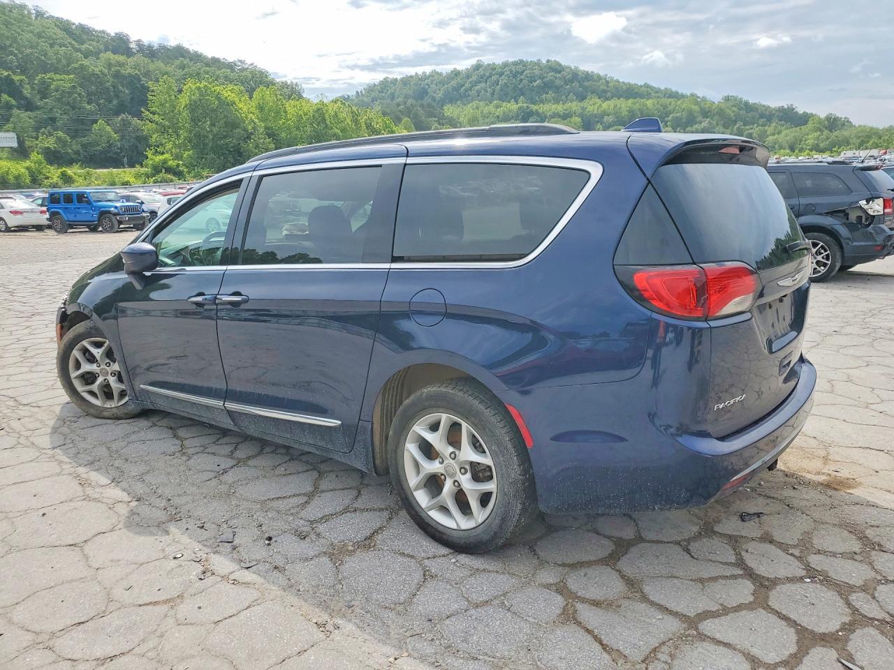 2017 Chrysler Pacifica Touring L - Фото 2