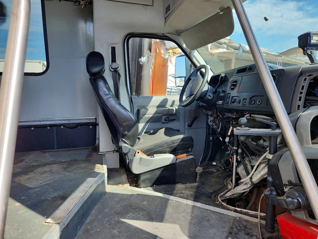 2019 Ford E450 Shuttle Bus - Image 5